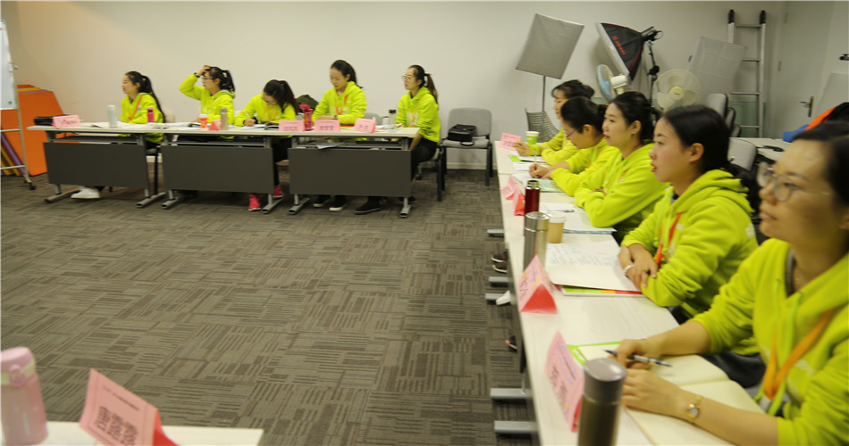 紧握梦想与信仰,灵魂在这里相遇碰撞,我们是光荣的早教老师。2017年12月7日,来自台州黄岩、云南昭通、湖北襄阳、江苏无锡、河南平顶山、江苏泰州、浙江温州等中心的精英指导师相聚北京,一同开启BBunion第100期指导师培训。 紧握梦想与信仰,灵魂在这里相遇碰撞,我们是光荣的早教老师。2017年12月7日,来自台州黄岩、云南昭通、湖北襄阳、江苏无锡、河南平顶山、江苏泰州、浙江温州等中心的精英指导师相聚北京,一同开启BBunion第100期指导师培训。